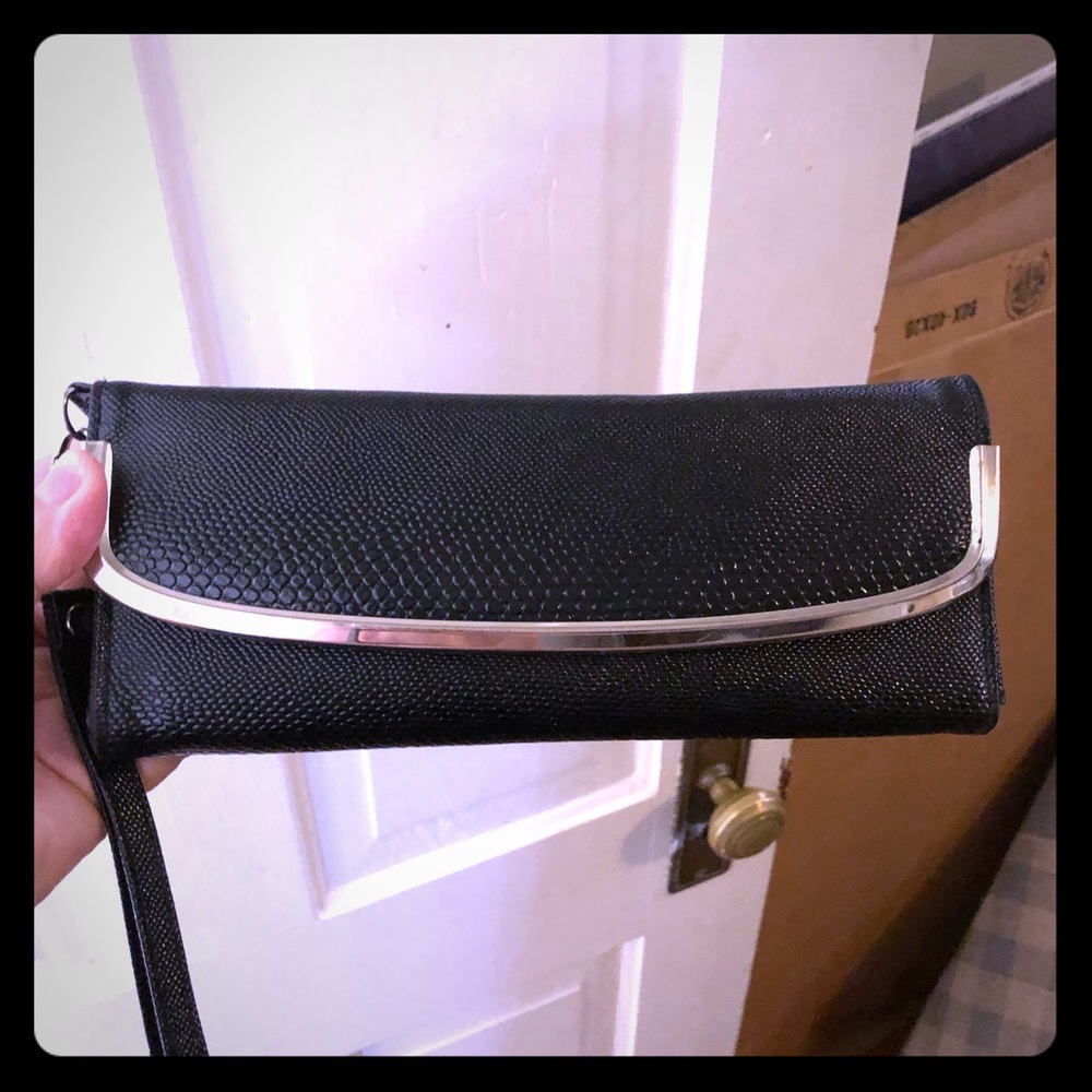 NWOT-Purse/Billfold Wristlet Black Leather